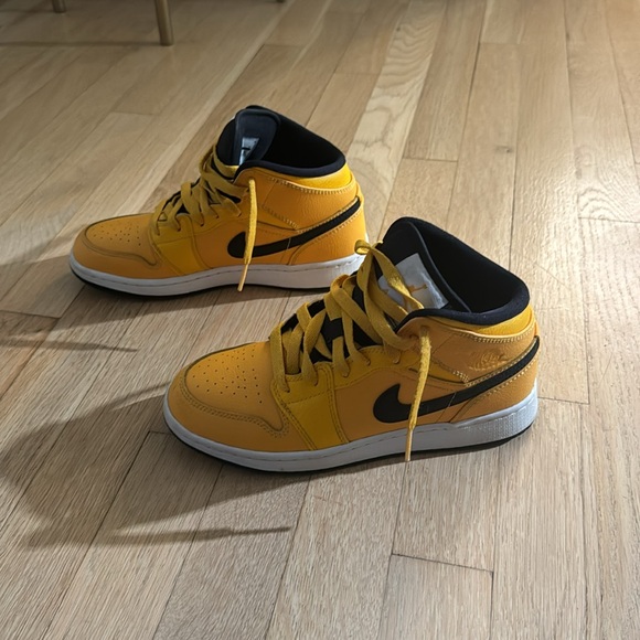 Jordan 1Mid - Picture 7 of 8